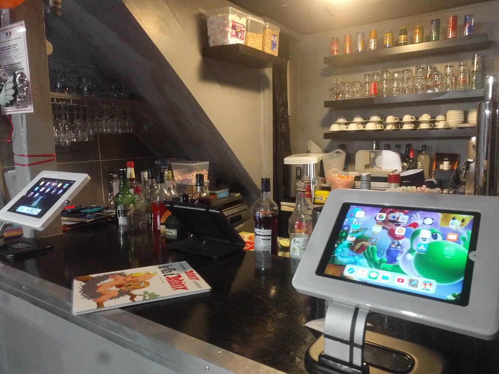 Tablettes au bar la Geekosphère